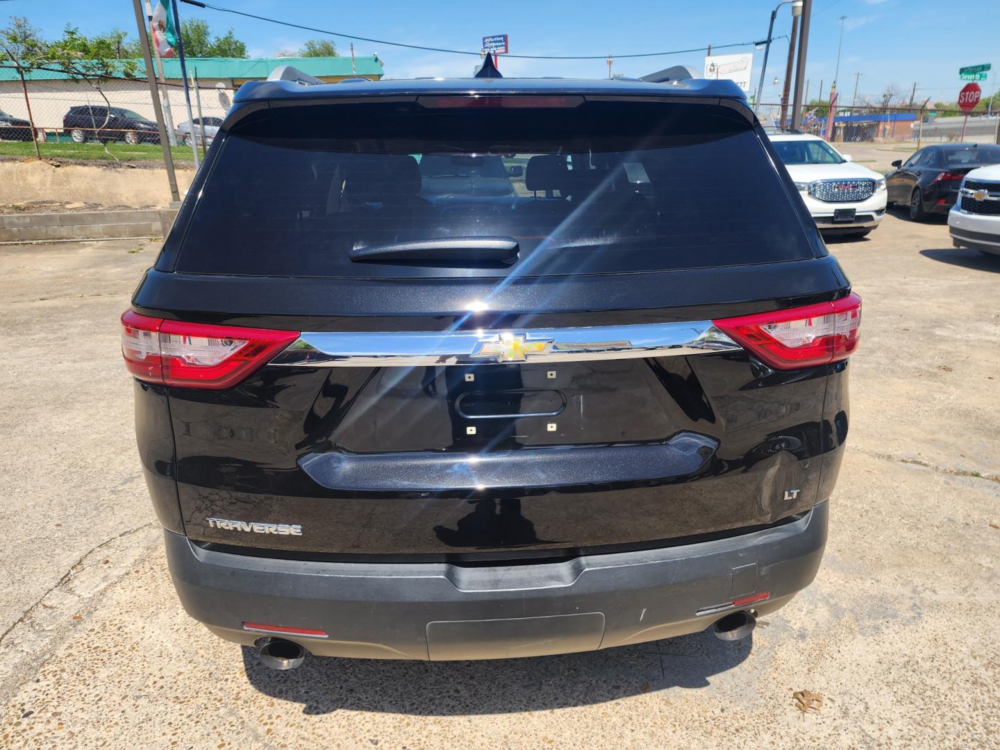 2018 Chevrolet Traverse LT Cloth FWD (1GNERGKWXJJ) with an 3.6L V6 DOHC 24V engine, 9A transmission, located at 945 E. Jefferson Blvd, Dallas, TX, 75203, (214) 943-7777, 32.752514, -96.811630 - Photo#2